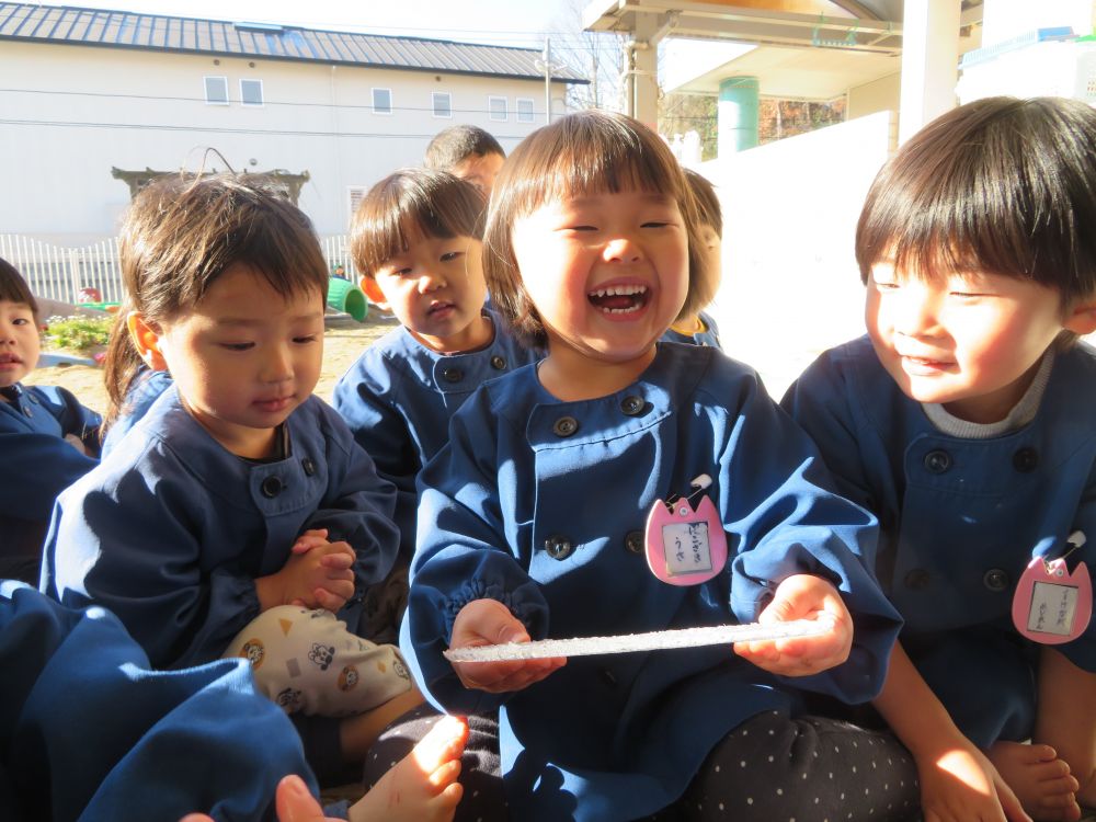 寒い日の朝・・・
園庭のボウルをのぞいてみると
まるい大きな氷ができていました!!
「うわあ~つめたいっ」
『ありのままの(アナと雪の女王のこと・・)じゃん!!』
冬の朝の発見に、子ども達はおおよろこび✨