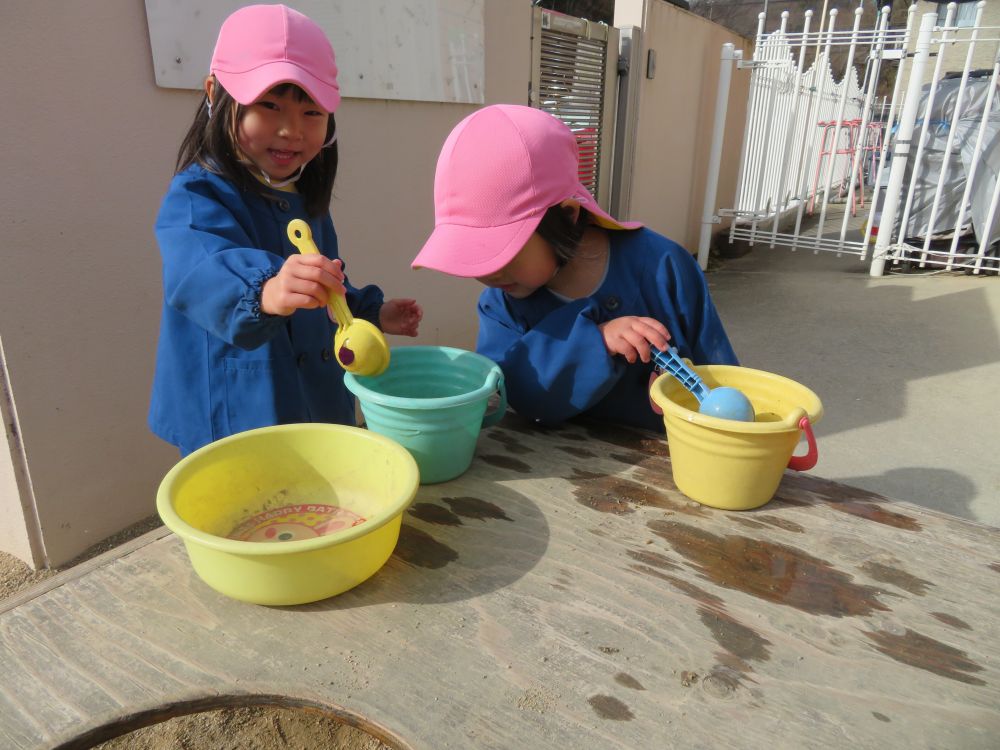 できた氷を混ぜてお料理して
楽しむ子どもたちも・・・♡

おいしくなーれっとお友達と
楽しんでいました。

寒い季節になりましたが
寒い日の楽しみが1つ増えた
クマ組さんでした☆