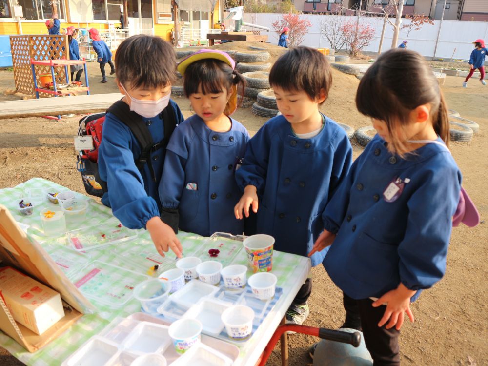 水を入れた後も
「もうできたかな？」
「まだ、みずのまんまよ」
「こんなに寒いのに出来んね」

気になって観察するAくんとHちゃんとSくん♪