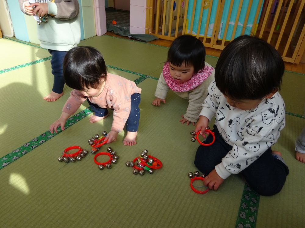 12月からやっているすず遊び。
子ども達が大好きな時間です！
音楽が聞こえてくると・・・
すずを探して『ちょうだーい』とアピール。
自分のお気に入りの鈴を見つけたら
思い思いに音をならして楽しみます！