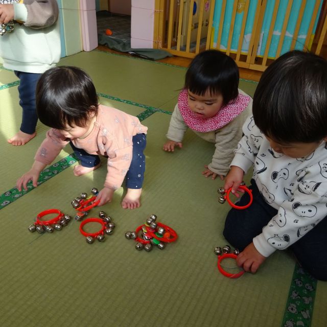 リズムあそび　　～0歳児　ウサギ組～