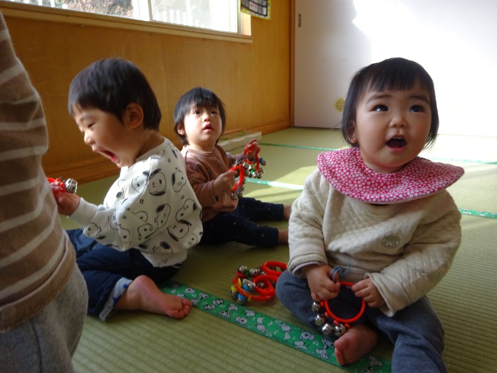 最初はみんなの大好きな「手をたたきましょう」の歌から。
笑った顔・泣いた顔・怒った顔など身振りで表現しています。