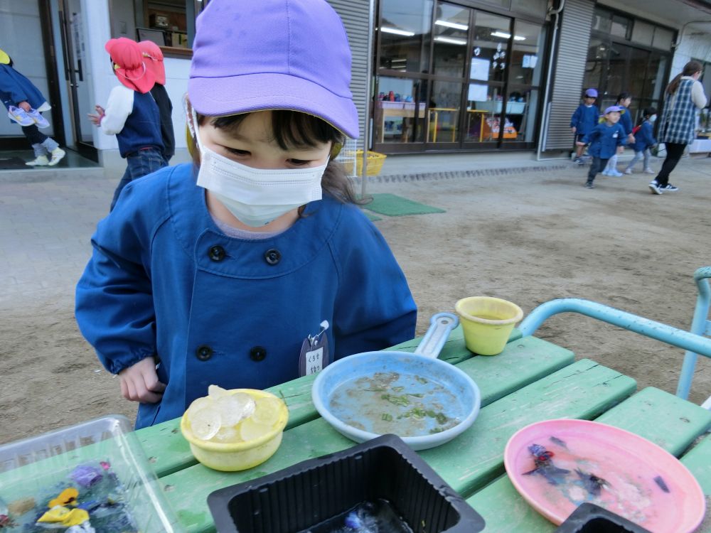 次の日、早速見てみると・・・！！

Tちゃん「あ！できてる！！」

お花を浮かべた可愛い氷が完成☆

Tちゃん「みんなに教えてあげなくっちゃ！」

冬の寒い日ならではの試行錯誤の楽しみ☆
この冬はみんなでいろいろ試して楽しんでみたいですね！
