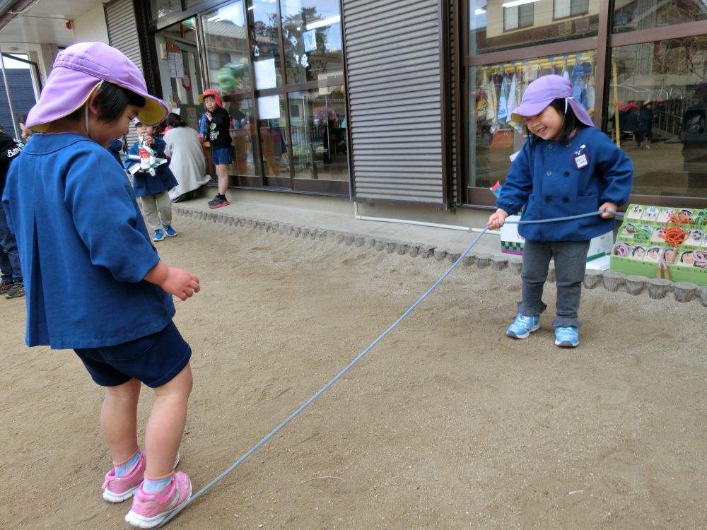 おおなわでは、回してみることにも挑戦がはじまりました。

Iちゃん「私がまわしてもいい？」
Rちゃん「いいよ！はやくせんでね！」
Iちゃん「わかった！」

お友だちの『やってみたい！』を支えてくれる優しいやりとりでした。

ひとりひとりのペースで挑戦する楽しさを味わっていけるように見守っていきたいと思います。