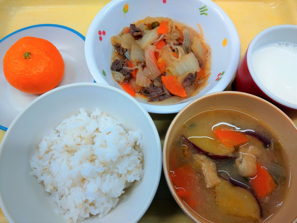 麦ご飯

すき焼き風煮

さつま汁

みかん

牛乳