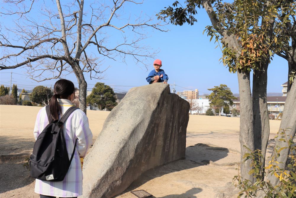 よし、たくさん遊んだしそろそろ帰ろうか・・・？
みんな集まって帰る準備をする中

高いところが苦手なA君
A君「おりれん・・・」
見守る羽田先生
ここで手を貸すべきか？
自分の力で頑張る姿を見守るべきか？

保育者は常にこれを考えながら保育をしています