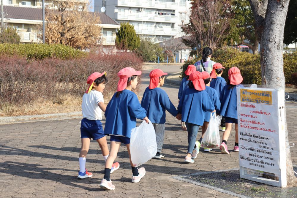 いい天気でお散歩日和♡

冬でも落ち葉や木の実がたくさんあってみんな満足そう