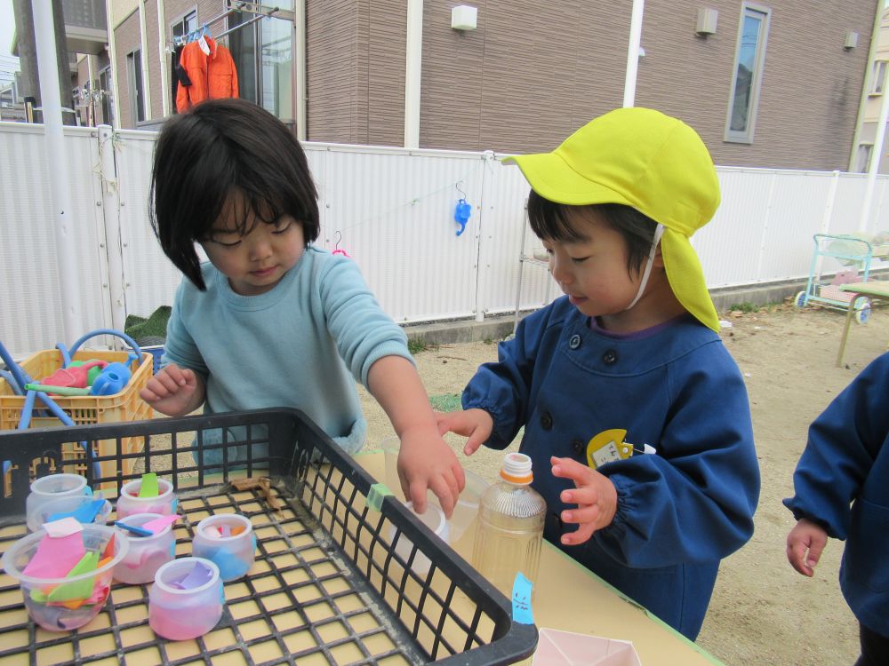 寒い日の自然の発見を楽しむ子どもたち
水の冷たさ・・氷の冷たさ・・
冬ならではの楽しみがいっぱい



「ゾウ組さんがやっていた氷づくりしたい」
「いっぱい作ろう～」
張り切って準備をします
凍ってくれることに期待を持って・・♡