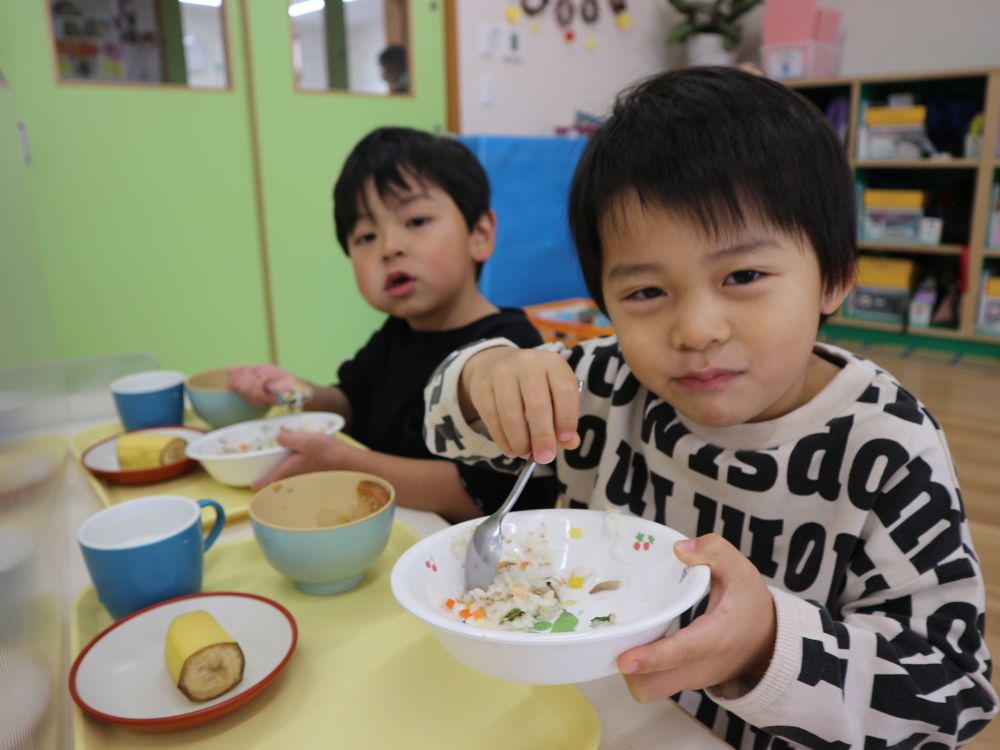 食べるときも、春に比べると、きちんとお皿を手に持ち、姿勢良く食べる姿が増えてきました。食べ終わったら、食器も元の配膳の位置へ・・・
お盆の中がきれいに並んでいて、食べるのも食べやすいね♪

マナーを守りながら、しっかり食べて、寒い冬も元気に乗り切ろう♡