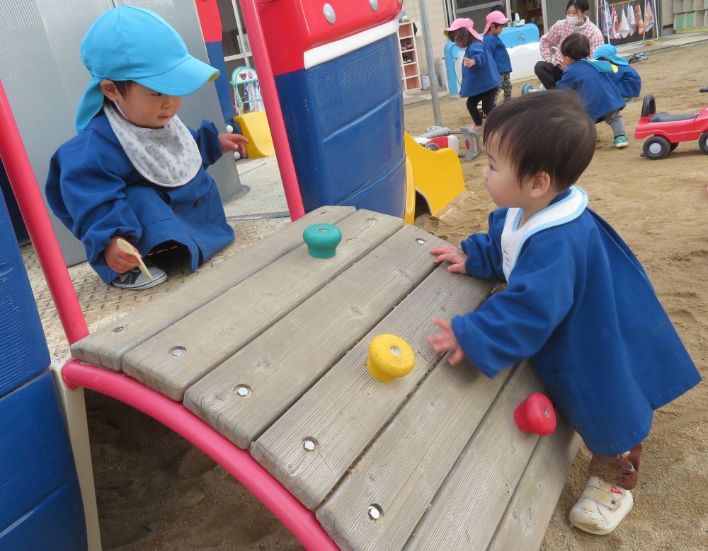 ”こっちからものぼれるよ”
　　　と教えてあげているみたい😄