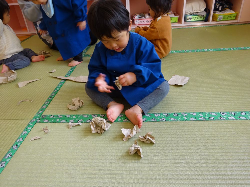 周りを見てみると・・・
破った紙をクシャクシャと丸めている子を発見！
丸めた紙を大事そうに並べていたので
節分までとっておこうと話をして、箱に大切に入れていました。