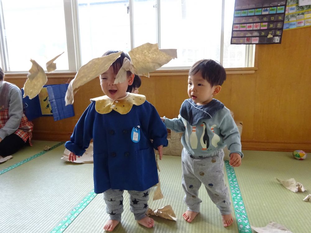 なかには破った紙を集めて
花吹雪のようにして遊んでいる子も！
楽しそうな様子に次々と子どもたちが集まっていました♡
