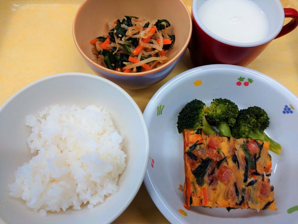 ご飯

中華風卵焼き

ゆでブロッコリー

三色野菜のナムル

牛乳