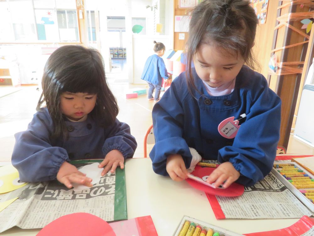 節分に向けて鬼のお面作り！
「こんな鬼を作ってね」などの声掛けはしていません♡

子ども達の鬼はどんなイメージ？

そんな思いで子どもの会話に耳を傾けます…



