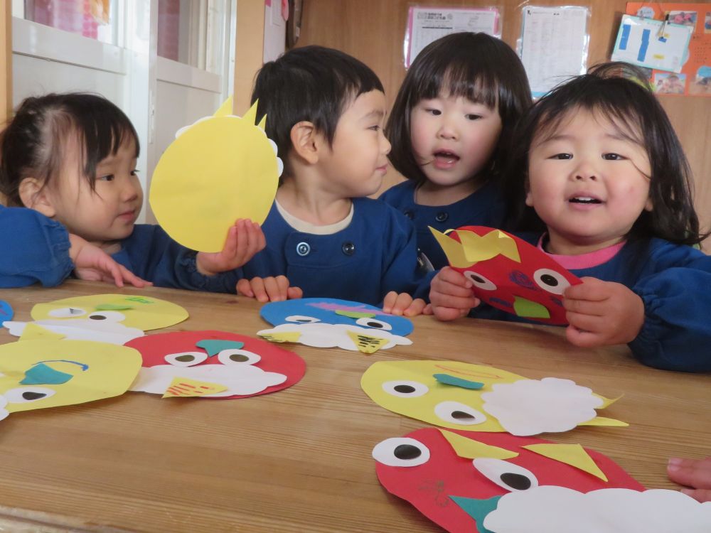 出来上がったお友達の鬼を見て

「この鬼さん困ってるね」　「おひげがドロボーみたい」

自分の鬼を自慢したり・・　友達の鬼との違いに気付いたり・・

沢山の会話が生まれた鬼作りでした！