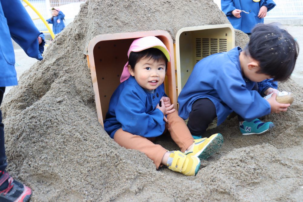 「かぁ～わって」

３歳児に遠慮しながら２歳児も♪

「順番を守る」
時々トラブルもありますが、生活の中や遊びの中で
体験しながら身につけています