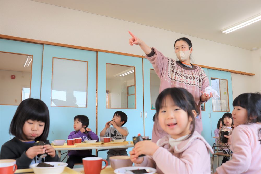 今年は北北西と向いて食べるといいんだって☆

「北北西ってどっち？？」

「あっちぃ～！」

方角も気になるけど、カメラも気になるみたい