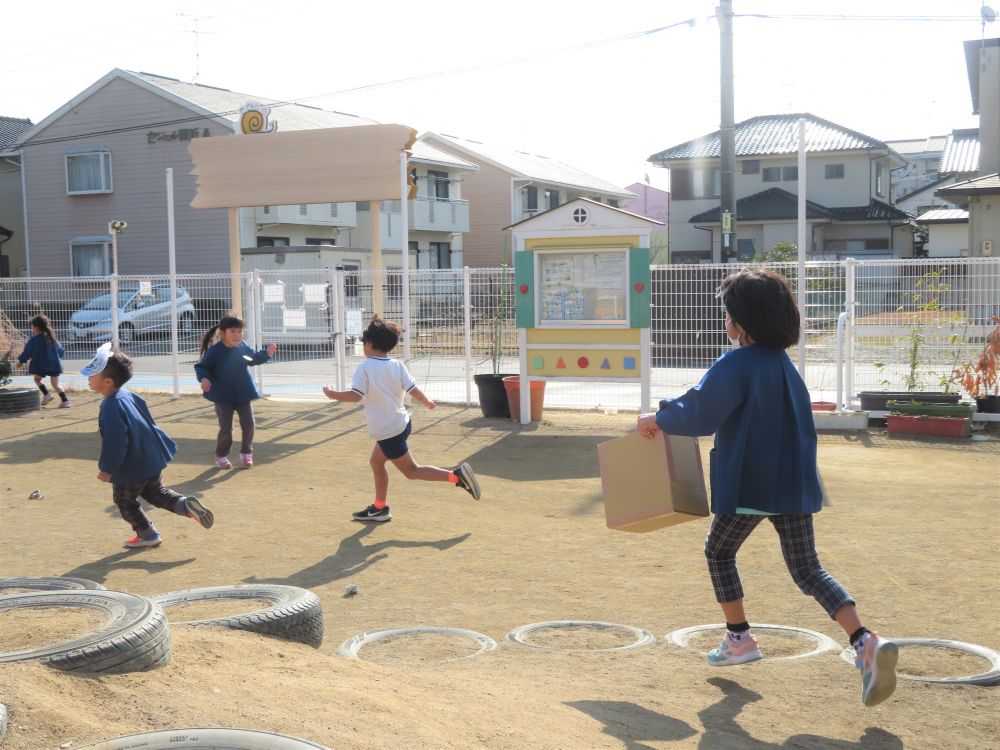 「きたーーーーー！」
「おったおった」　　「待てーーー！」
「先生も手伝ってー！」

たくさん笑っておもいきり走って楽しんだ後は・・・
「豆この箱に入れて―！！」
と、片付けはみんなで一緒に♡
