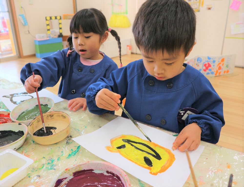 節分に向けてお面作り♪

「怖い鬼！！」
「かわいい鬼♡」

イメージをふくらませながら素材や材料を選び製作！
いろいろな表情の鬼が完成しました！！