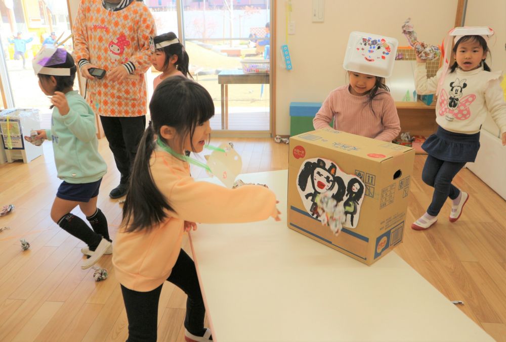 節分ってどんな日？
豆まきってなんでするの？

『豆まきをして悪いものを体から追い払い　いいことを呼び込む』
『悪いものを例えたて鬼になった』
『春の始まりになる日』
など鬼の由来について説明すると興味津々で聞いていました