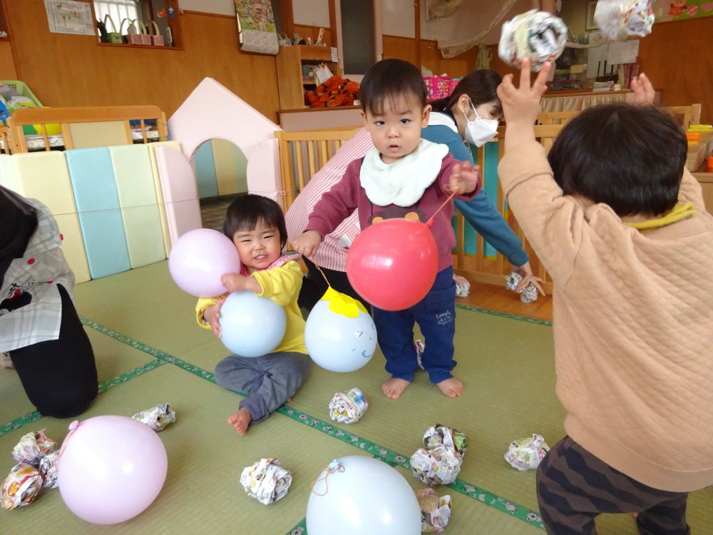 2月3日は節分。
うさぎ組の子ども達も以前遊びの中で作った豆を使って節分を楽しみました！
『鬼』と聞いたら怖い鬼の姿を想像する子が多いかと思いますが、
子ども達が怖がらないよう、風船でかわいい鬼を先生たちで用意。
