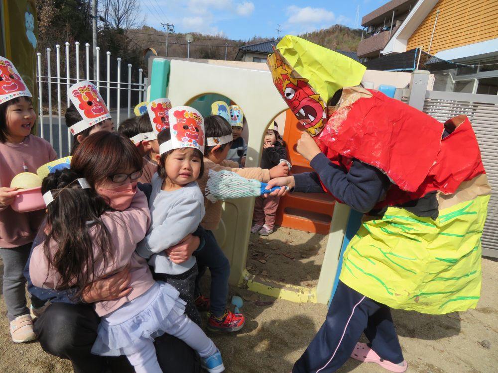 動かない的の鬼に強気で
新聞の豆を投げていたけど

先生が鬼になりきって登場・・・・・。

みんなびっくりで涙が出たり隠れたり、
友達とぎゅっとなって
鬼から逃げます。