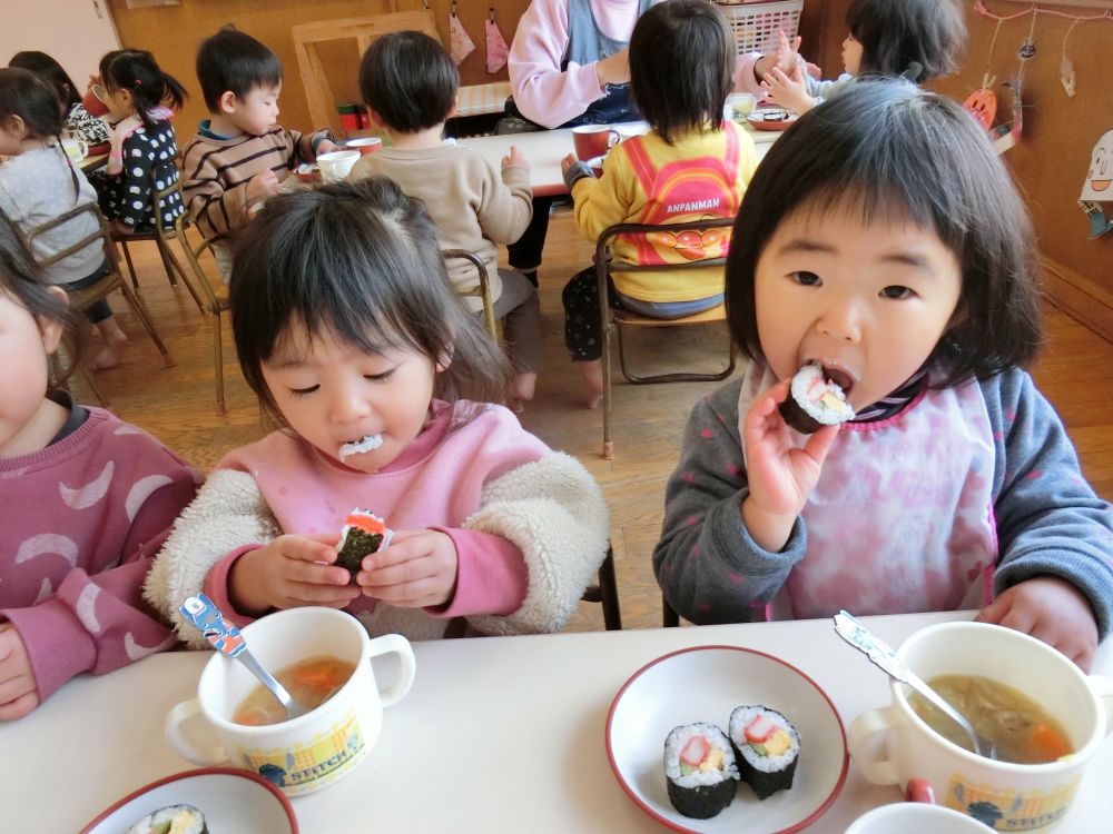 今日の給食は恵方巻き。
大きなお口で「あ～ん、パクリ」