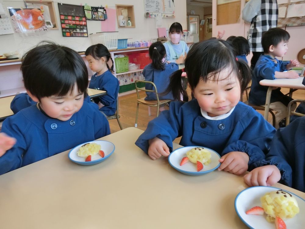 おやつの「おに蒸しパン」は可愛くてもったいない・・・けど
おいしいから食べちゃった♡

今年も元気に過ごせますように。。。