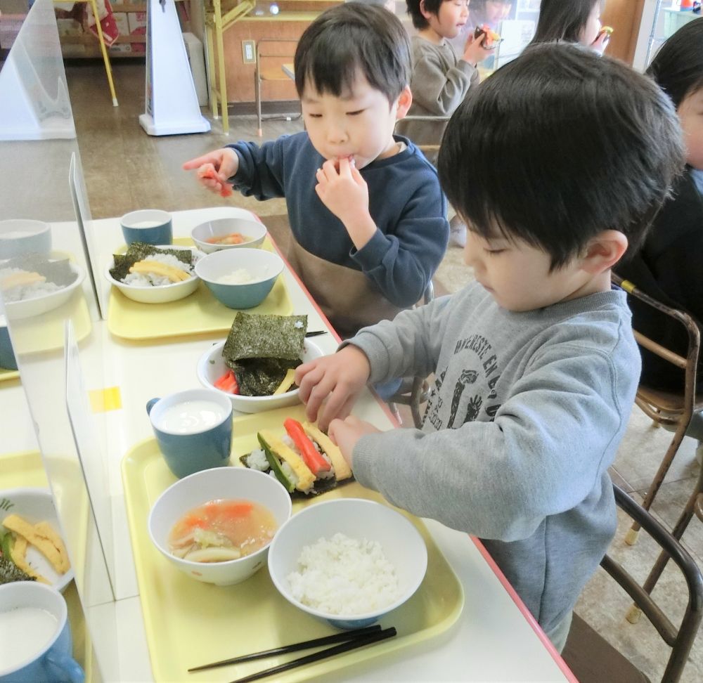 ２月３日は節分の行事食です。
今日の給食は巻き寿司です☆

しかも大きい子達は自分達で巻いて食べます！
みんな上手に巻けるかな～・・・　のりをひいて、ご飯をのせて、具材をおいて・・・

