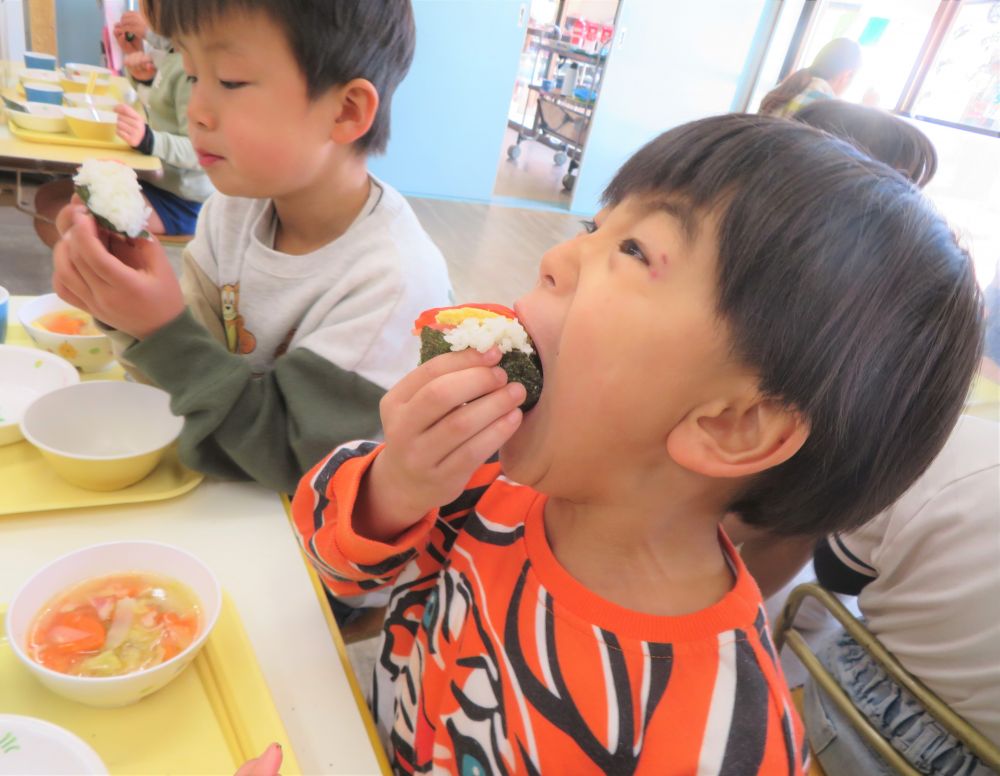 大きなお口でがぶり♪

お汁には鬼のきらいな魚、いわしのつみれの団子も入っていました。
節分の行事食もあっという間に完食しました。

節分は｢みんなが健康で幸せに過ごせますように｣と言う意味を込めて悪いものを追い出す日。

今年もみんな元気いっぱい過ごせるね♡