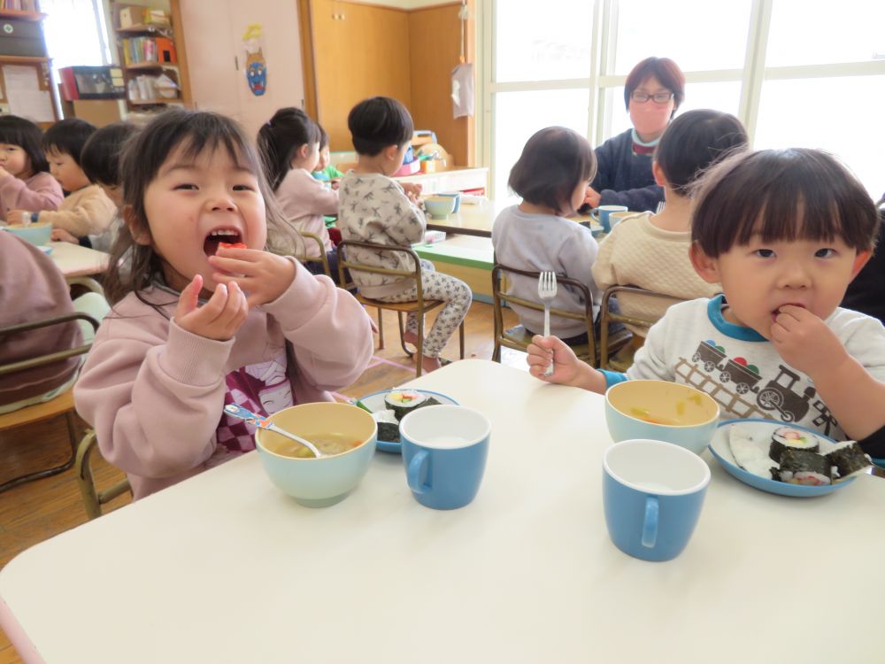 昨日の給食は節分の行事食「恵方巻」と「いわしのつみれスープ」でした。

恵方巻はその年の「恵方」に向かって食べることで縁起が良い、
いわしは「鬼（悪いもの）」を追い払うといわれています。

いつもとちょっと違う給食に子ども達もワクワクした様子。

早速大きな口でいただきまーす！