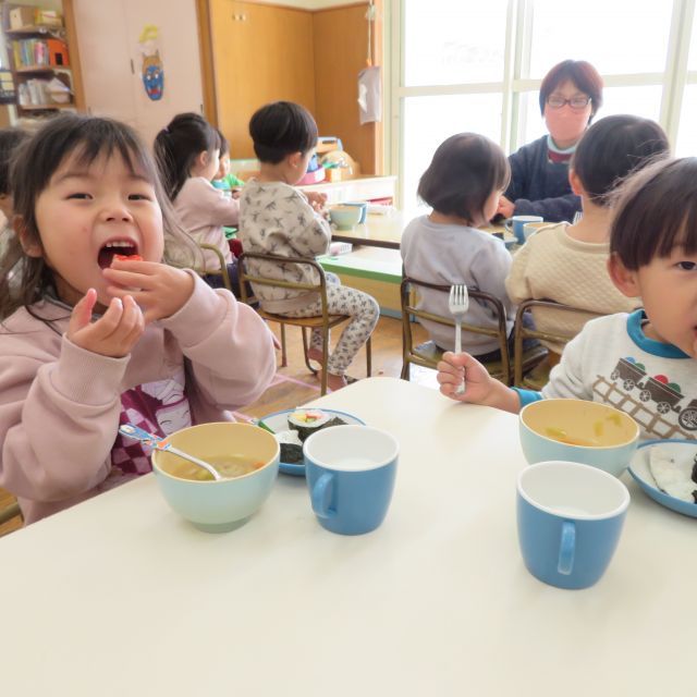 ＊　給食時間の様子　（あいはうす）　＊