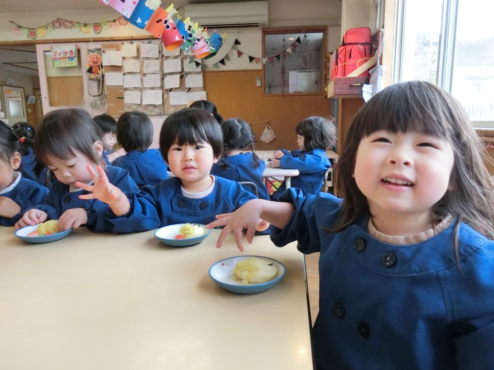 そしておやつの「鬼蒸しパン」。

「かわい～♡」と声が聞こえてきます。

給食もおやつもたくさん食べてくれたみんな。
きっとこわ～い鬼も追い払えたね！