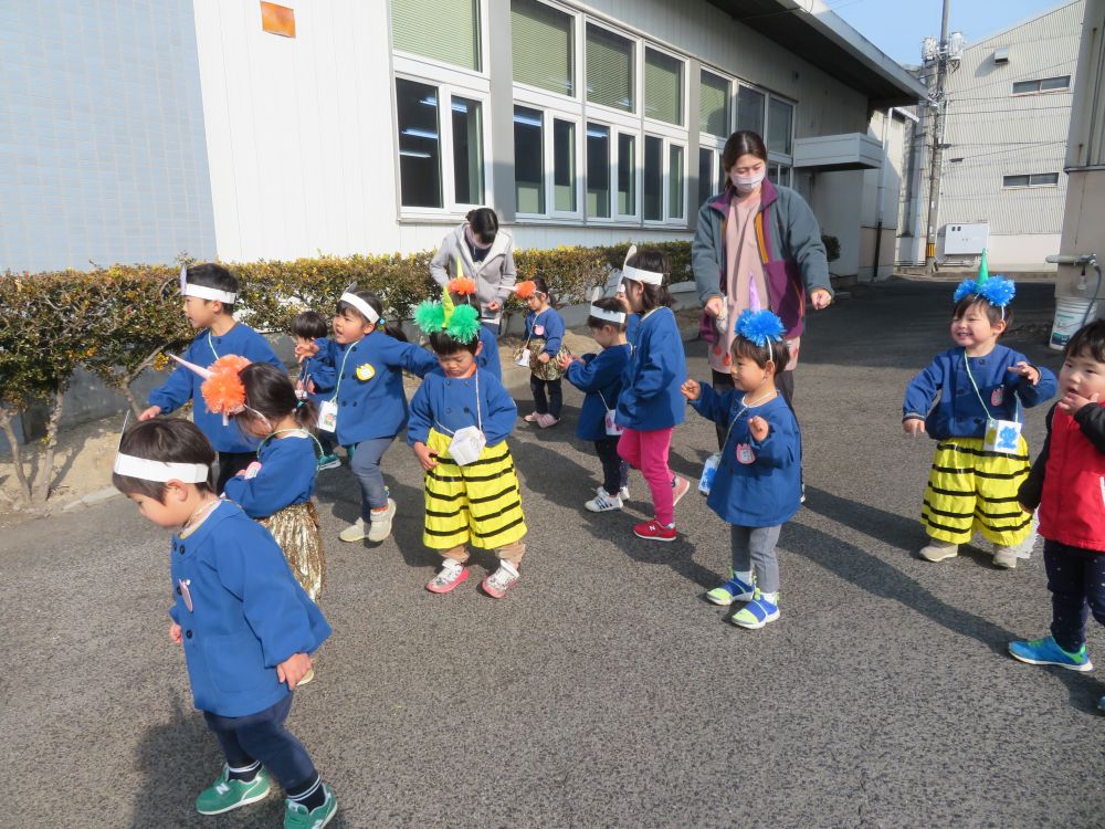 ”ベイタウンの企業さんに福がきますように”と
豆まきをしに行きました。

まずはオニの踊りから♪