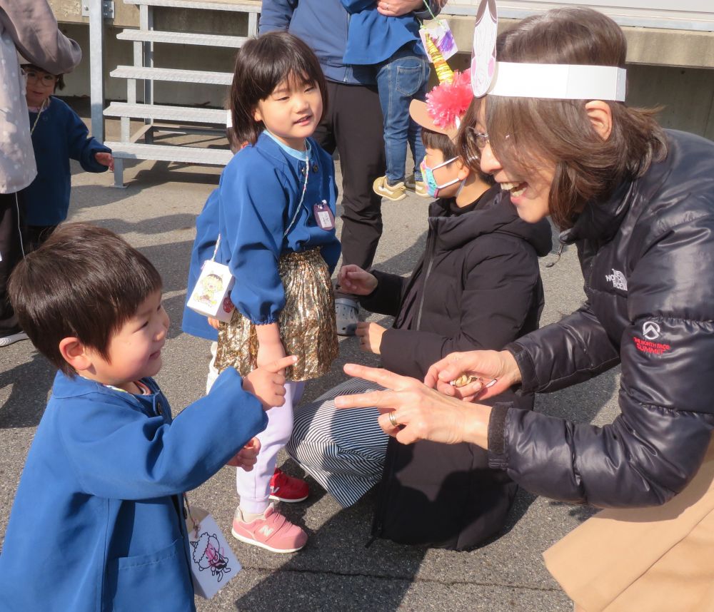 企業の方にも鬼と福になってもらい、
楽しい豆まきになりました😊