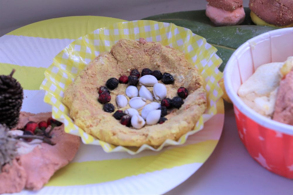 これは　なんだろう・・

クッキー？　パンケーキ？
そう　考えながら見るのが面白い
子どもたちの作った物に　なんだろう・・　と関わる時間も楽しい