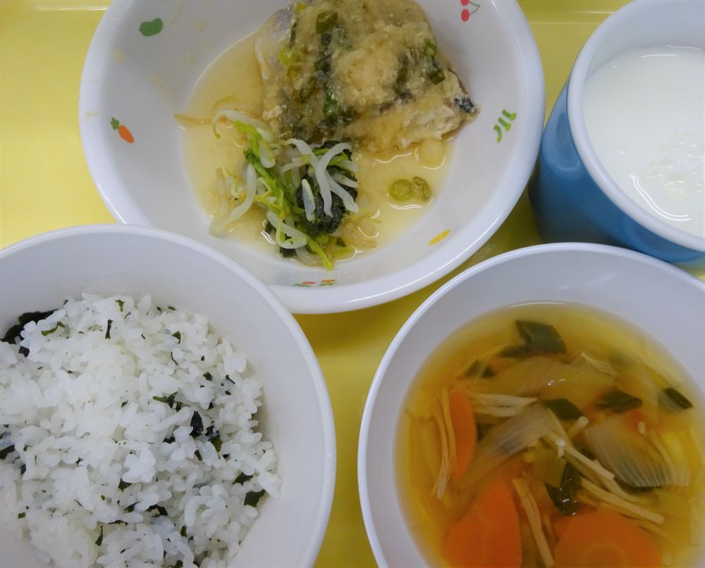 わかめご飯

さばのみぞれ煮

ゆで野菜（もやし・小松菜）

えのきとわけぎのすまし汁

牛乳