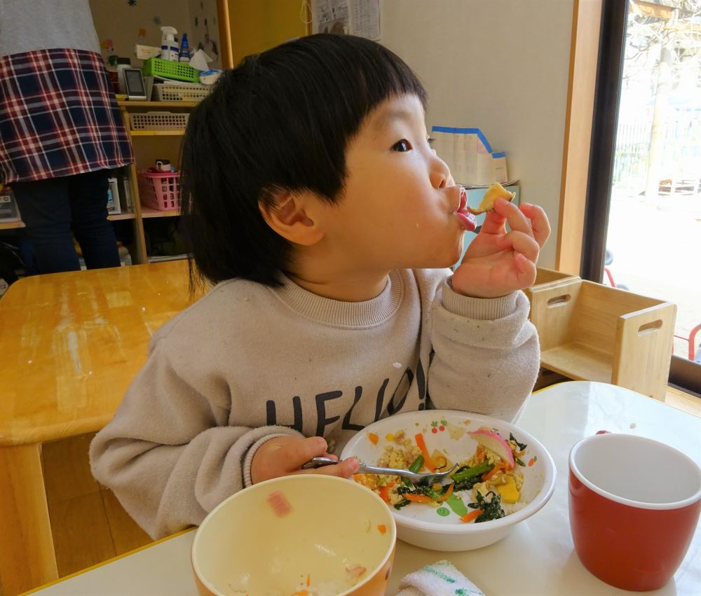 ☆給食時間☆

給食先生が小さいクラスから順番に食べている様子を覗いてみると・・・

｢せんせーみてみてー♪｣
とっても可愛いお口です♡
