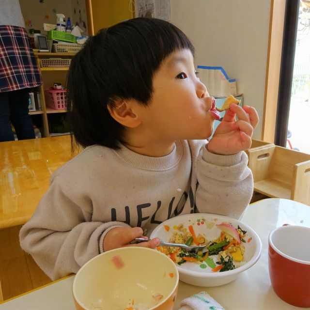 ＊　給食時間の様子　（門田認定こども園）　＊