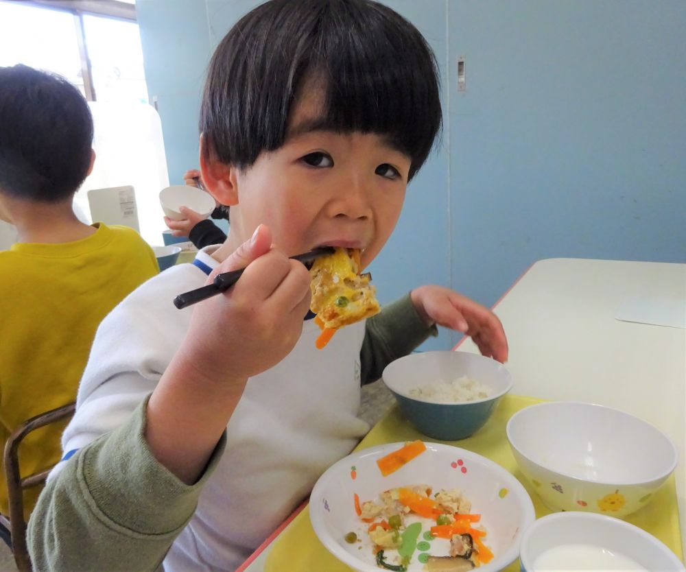 次のお部屋に行ってみると・・・

｢せんせーみてみてー！食べようるよ♪｣
しっかり食べていることを教えてくれます。給食先生が来ると少しおしゃべりしたくなるみたい・・・（笑）
でも、黙食も意識しながら食べている様子が十分伝わってきます。
みんな成長してるんだな～
