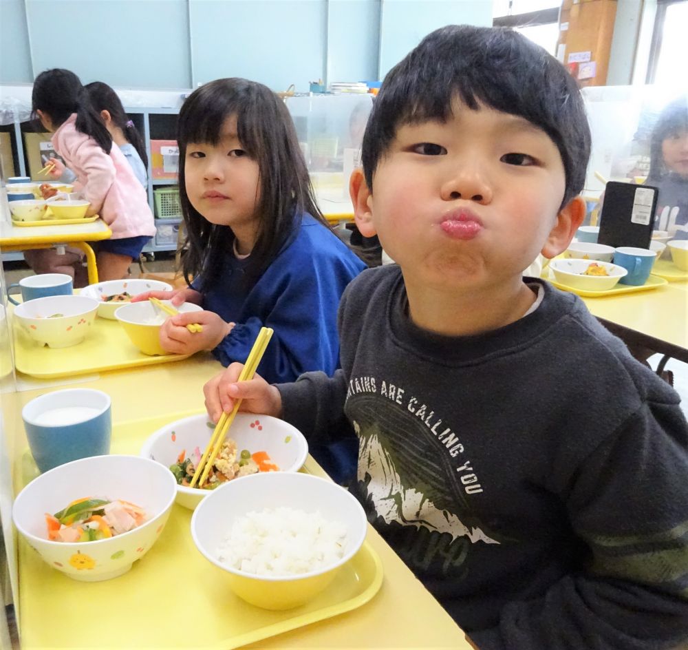 そしてキリン組さんのお部屋も・・・

｢せんせーみてみて！｣
しっかりもぐもぐかみかみしている様子を教えてくれたみたいです♡

キリン組さんの給食をあと何回作れるかな～。
ちょっとさみしくなりました（笑）
