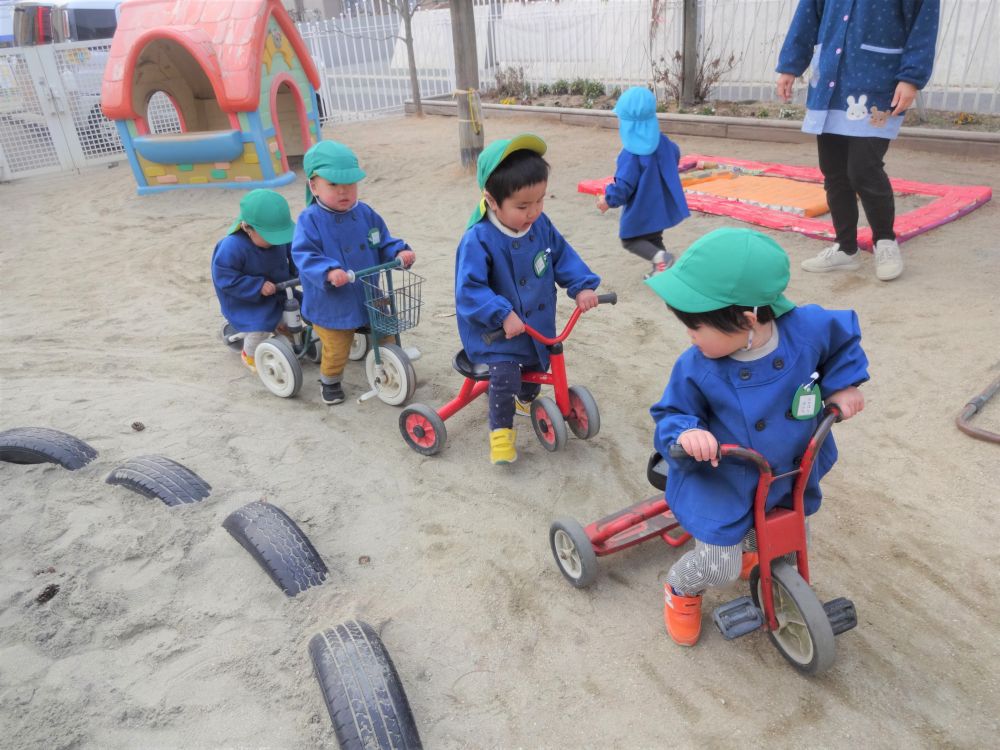 先頭のRくんは後ろを気にしながら走り・・・
後ろのみんなは前の三輪車にピッタリくっついて走り・・・

せかしたり抜かしたりすることなく
電車のれんけつのようになっていました♡