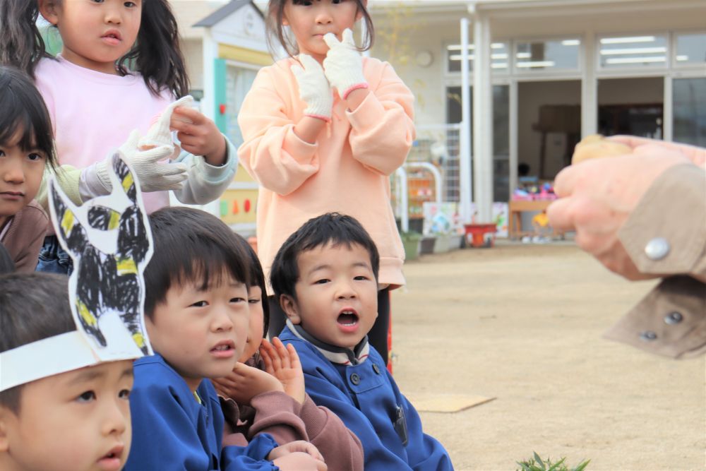 今日は楽しみにしていた菜園活動
ジャガイモを植えるぞ！

松浦先生に説明植え方を教えてもらい挑戦
