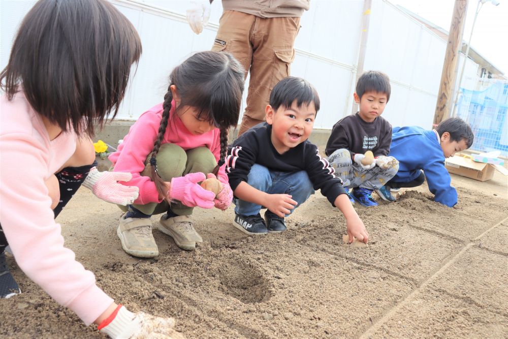 普段は経験することが無いようで
楽しみながら植え付け完了☆
