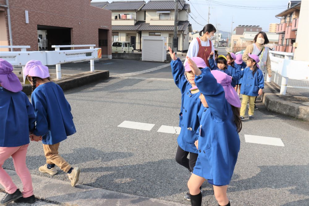 協同的な遊びを展開させる４歳児ゾウ組

それぞれ看板を作りたい！
そのために公園に自然物を探しに行こう！

目的を持って尾道東公園へ