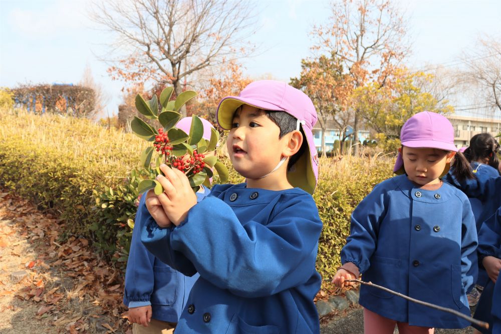 公園に着くとみんな夢中で木の実や落ち葉を探します

赤い実の付いた枝を見つけて嬉しそうなＫ君
嬉しさ、不思議さ等様々な感情が入り混じった表情