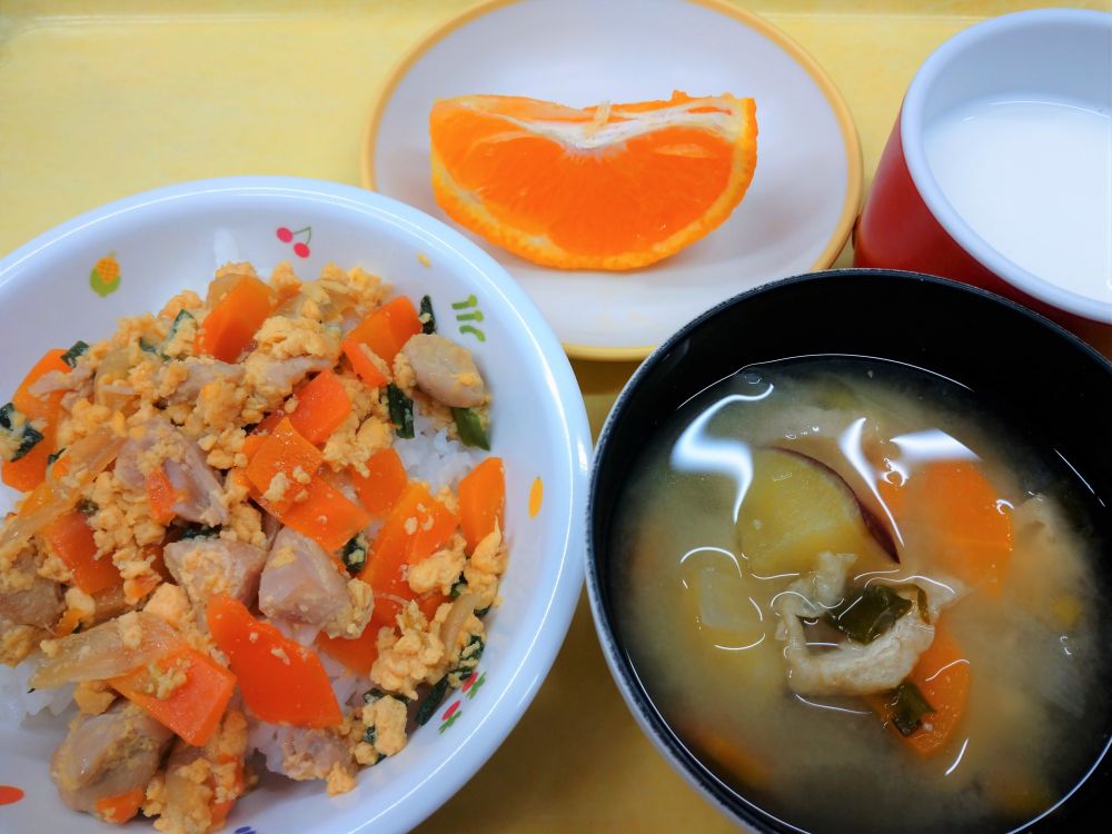 親子丼

さつま汁

でこぽん

牛乳