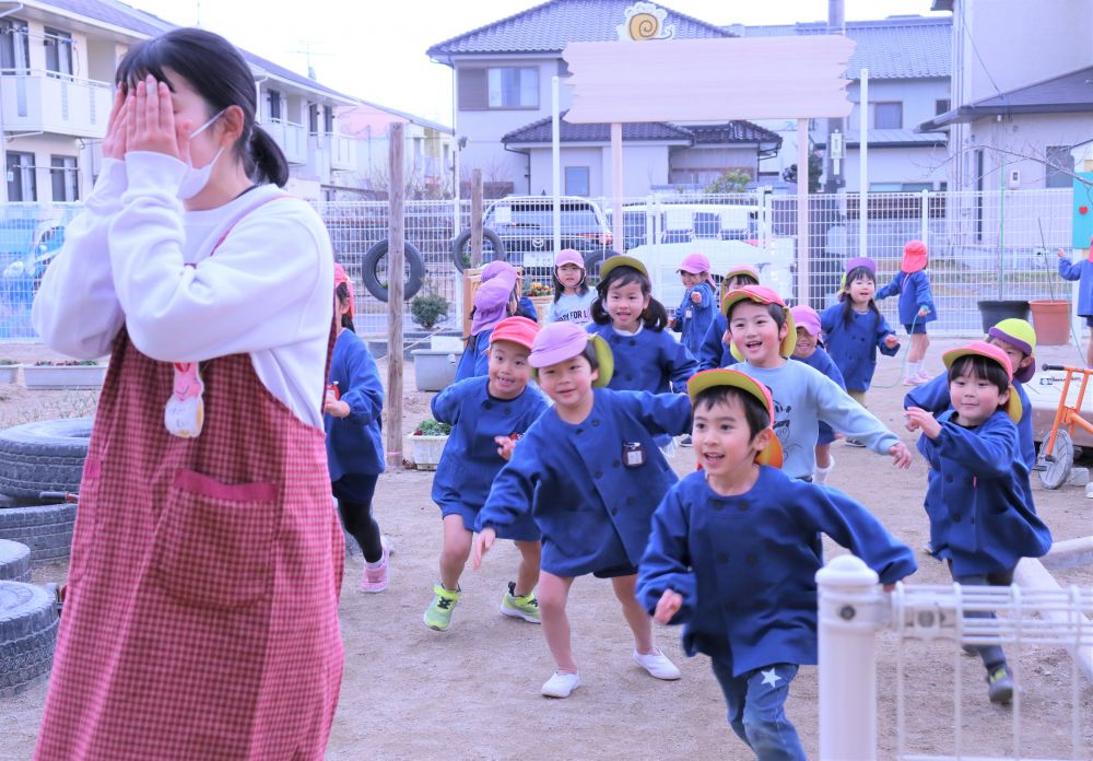 園庭で実習生と　だるまさんが転んだ　で遊ぶ子どもたち

実習生は用意していた運動遊びがあったようだけど・・　子どもたちはそれだけでなく、実習生と身体を動かして遊ぶ事を好む
楽しそうな声・・　そして　子どもたちの　この生き生きした笑顔

それを大切にしていくと・・　きっと実りある保育になるように思う
私も初心を忘れず　子どもからまだまだ学びたい♡
