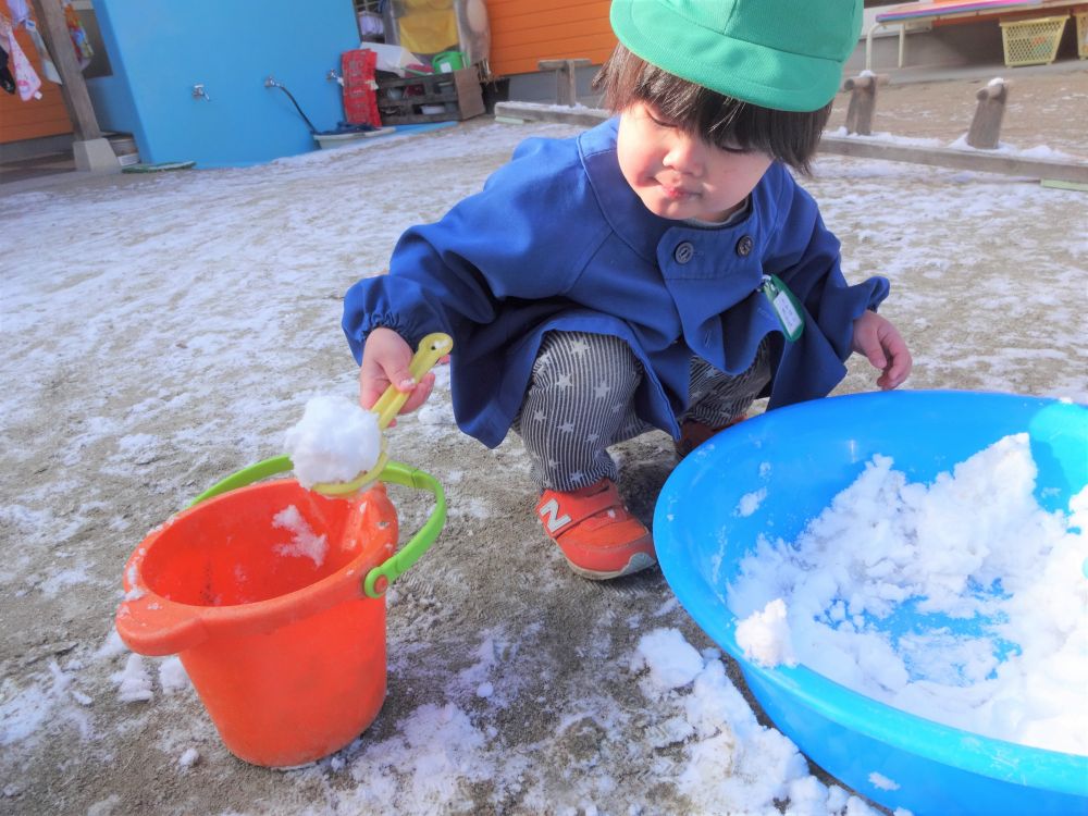 
きれいな雪をたらいに集めて待っていると

子ども達はバケツとスコップを持って遊び始めました
「つめたいね～」
「さむい～」