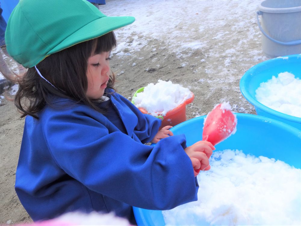 

雪と遊んだ後は暖かいお湯をくんだバケツに手をつけて
「おんせん～」
と言って冷えた手を温めました